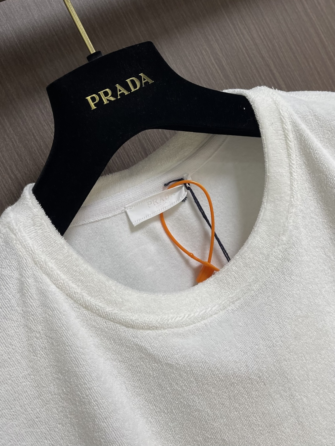 Prada 三角标毛巾布短袖T恤，定制定染云缎凝脂毛巾绒 丰满慵懒 舒适贴肤 以独特的雪白色为主基调 富