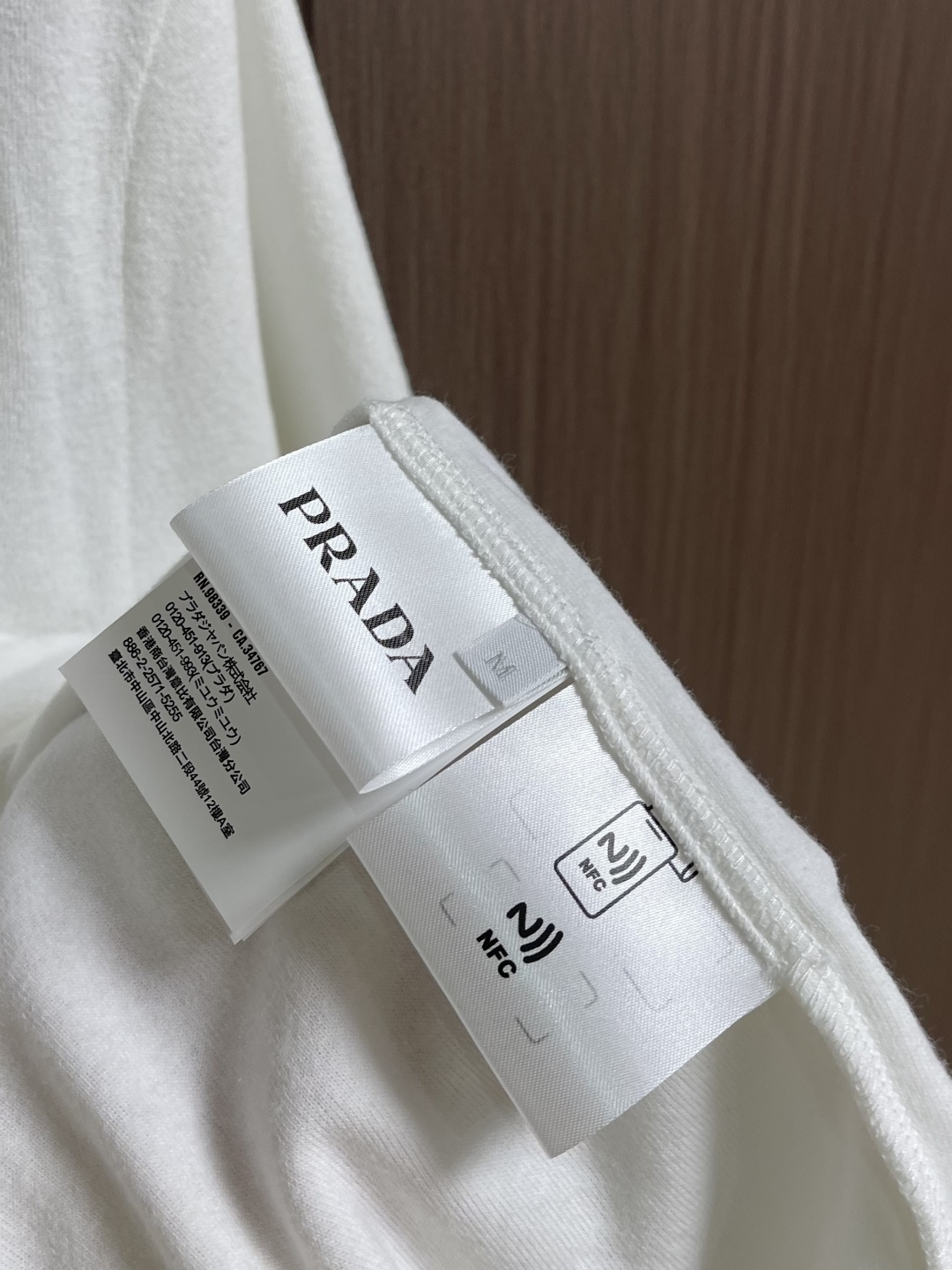 Prada 三角标毛巾布短袖T恤，定制定染云缎凝脂毛巾绒 丰满慵懒 舒适贴肤 以独特的雪白色为主基调 富