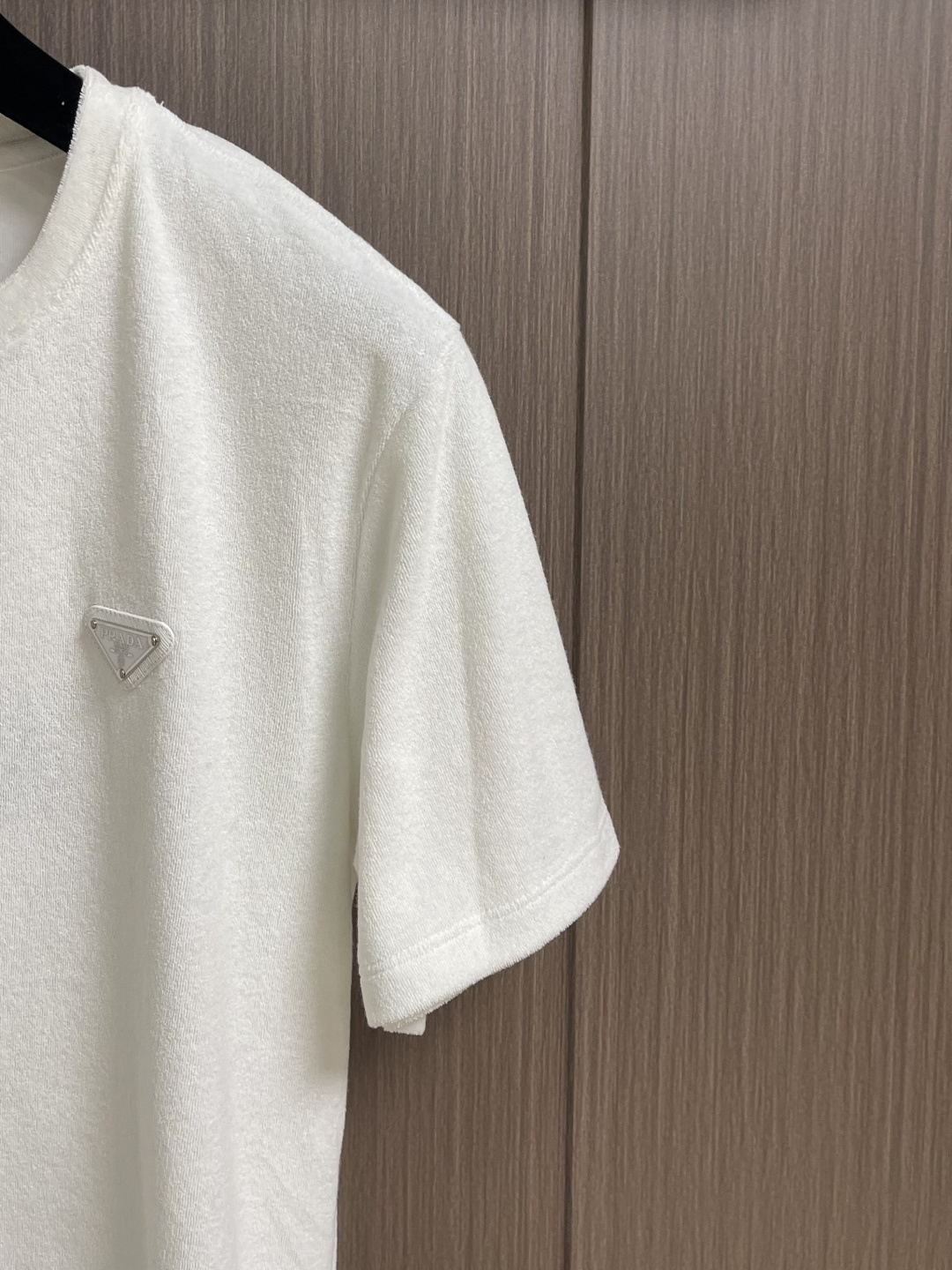 Prada 三角标毛巾布短袖T恤，定制定染云缎凝脂毛巾绒 丰满慵懒 舒适贴肤 以独特的雪白色为主基调 富