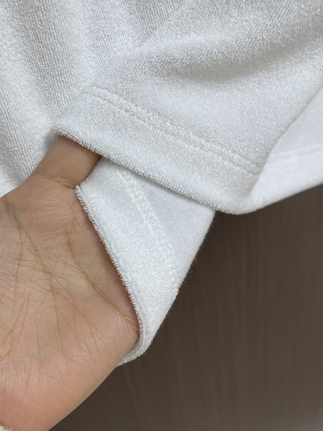 Prada 三角标毛巾布短袖T恤，定制定染云缎凝脂毛巾绒 丰满慵懒 舒适贴肤 以独特的雪白色为主基调 富