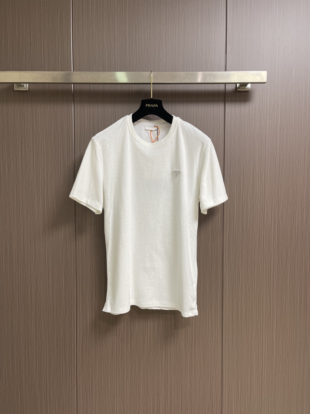Prada 三角标毛巾布短袖T恤，定制定染云缎凝脂毛巾绒 丰满慵懒 舒适贴肤 以独特的雪白色为主基调 富