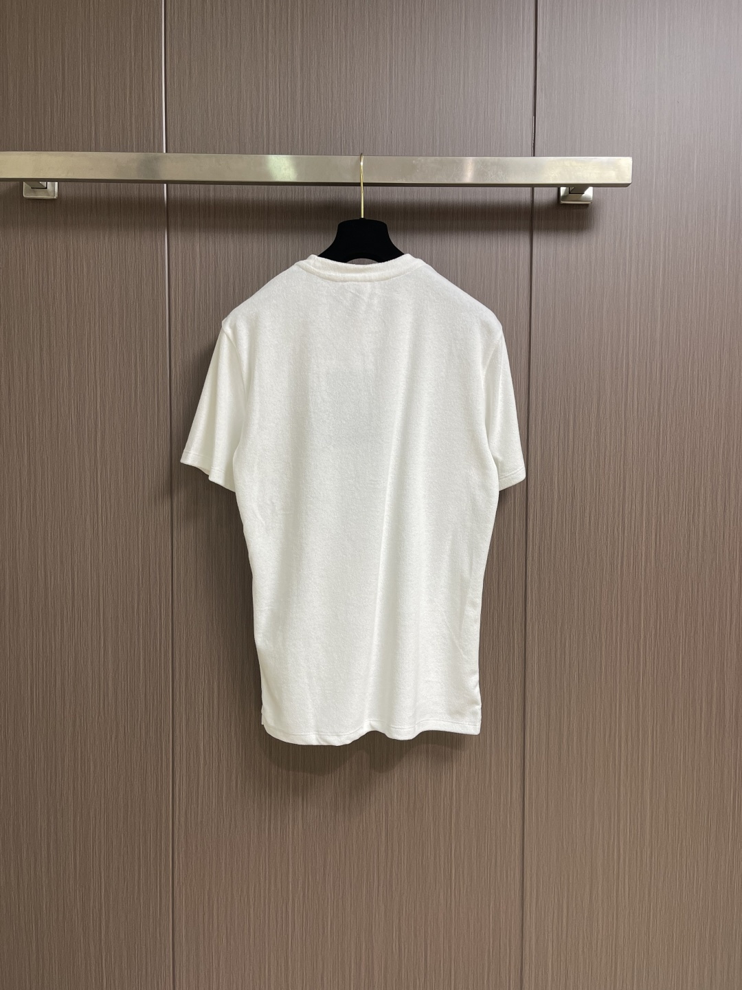 Prada 三角标毛巾布短袖T恤，定制定染云缎凝脂毛巾绒 丰满慵懒 舒适贴肤 以独特的雪白色为主基调 富