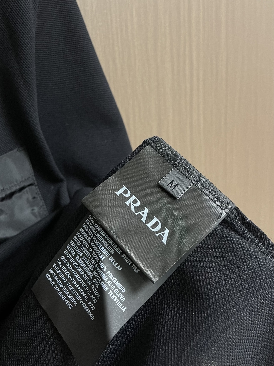 Prada 短袖翻领T恤Polo衫，采用原色有机棉，质地柔软，面料轻薄，纹理细腻清晰，版型宽松舒适，上身