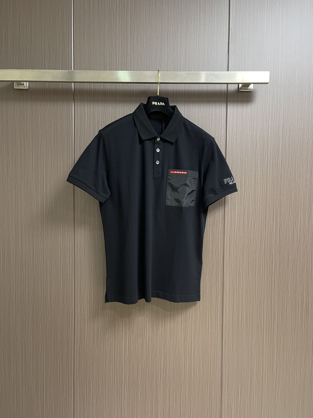 Prada 短袖翻领T恤Polo衫，采用原色有机棉，质地柔软，面料轻薄，纹理细腻清晰，版型宽松舒适，上身