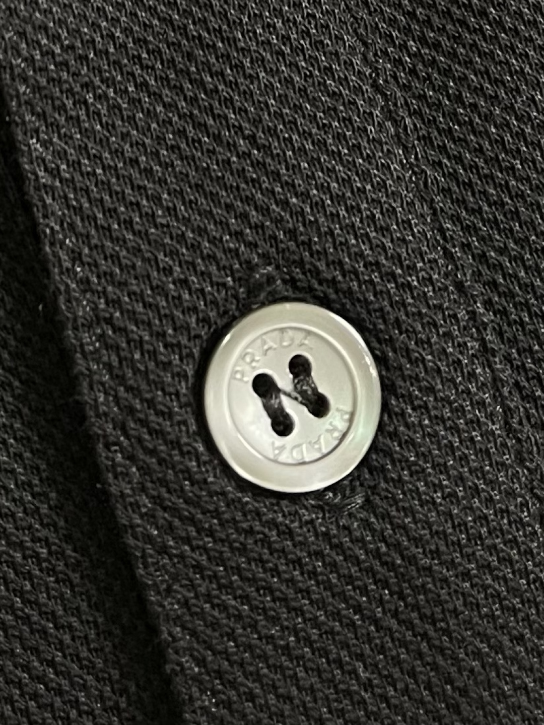 Prada 短袖翻领T恤Polo衫，采用原色有机棉，质地柔软，面料轻薄，纹理细腻清晰，版型宽松舒适，上身