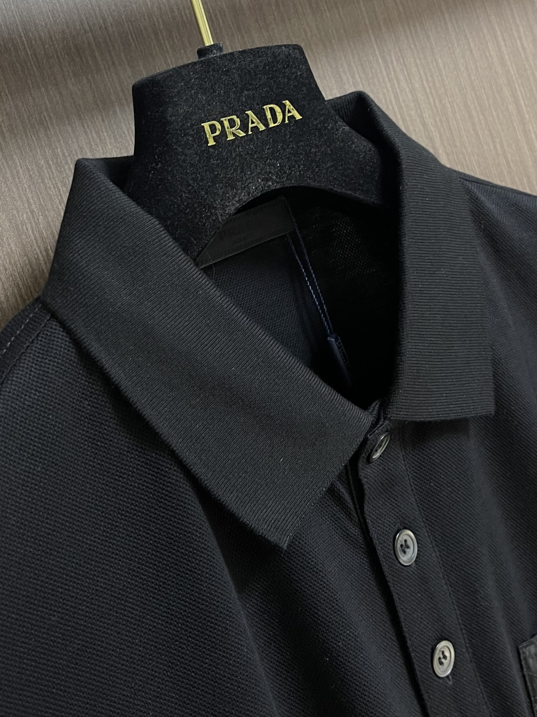 Prada 短袖翻领T恤Polo衫，采用原色有机棉，质地柔软，面料轻薄，纹理细腻清晰，版型宽松舒适，上身
