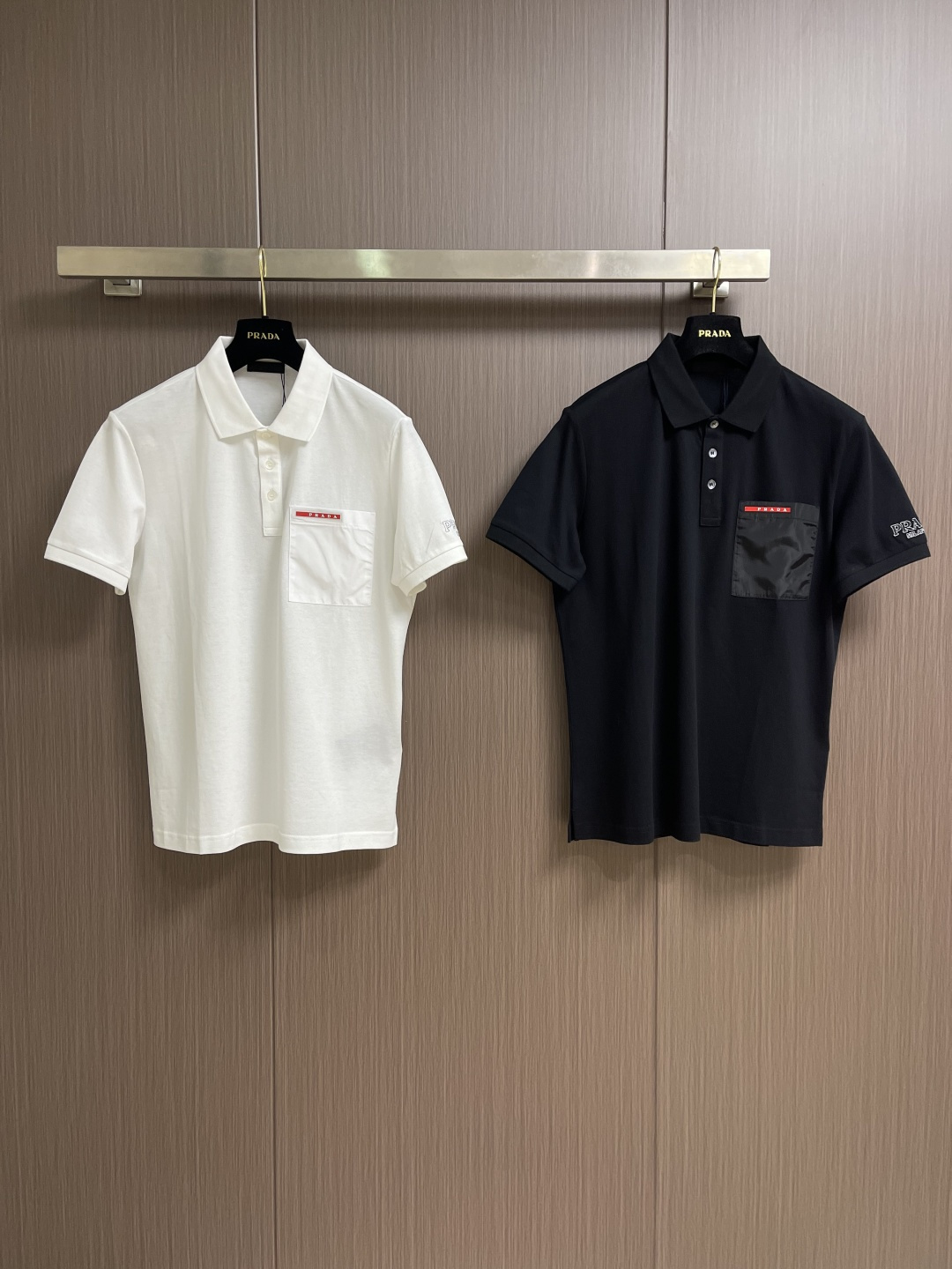 Prada 短袖翻领T恤Polo衫，采用原色有机棉，质地柔软，面料轻薄，纹理细腻清晰，版型宽松舒适，上身