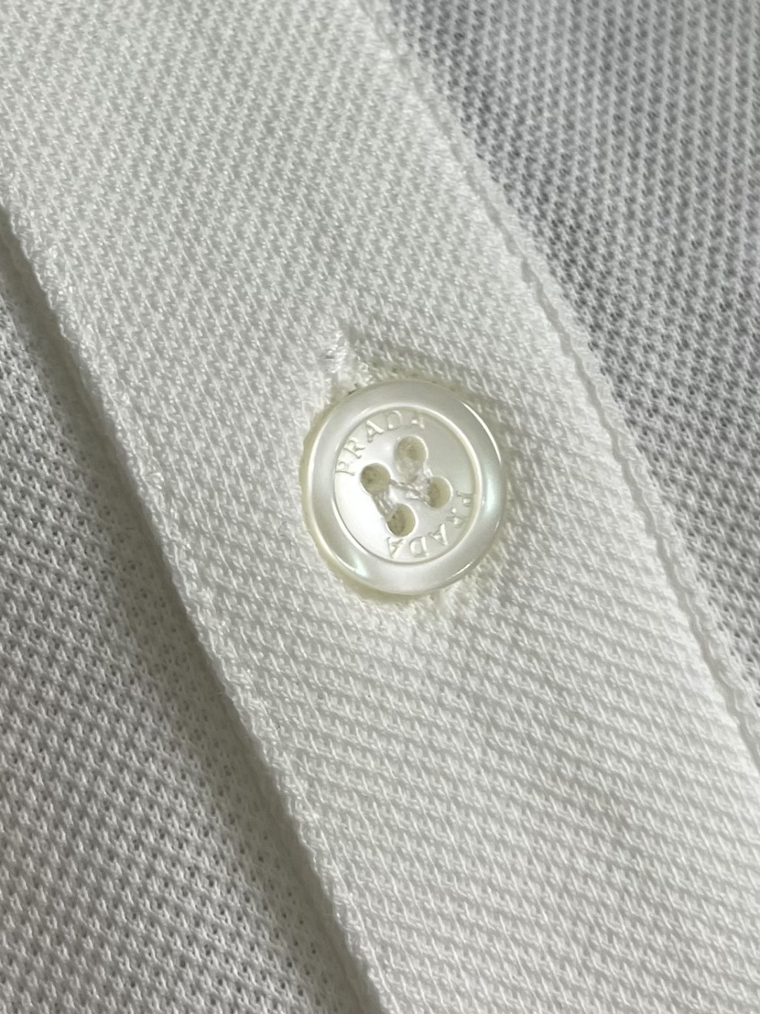 Prada 短袖翻领T恤Polo衫，采用原色有机棉，质地柔软，面料轻薄，纹理细腻清晰，版型宽松舒适，上身