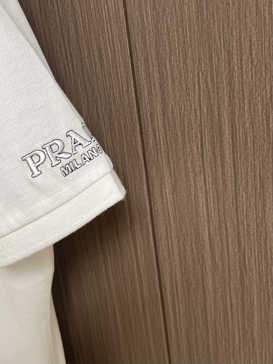 Prada 短袖翻领T恤Polo衫，采用原色有机棉，质地柔软，面料轻薄，纹理细腻清晰，版型宽松舒适，上身