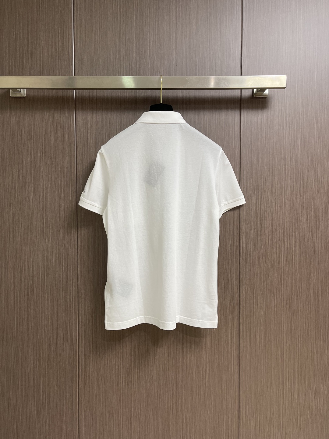 Prada 短袖翻领T恤Polo衫，采用原色有机棉，质地柔软，面料轻薄，纹理细腻清晰，版型宽松舒适，上身