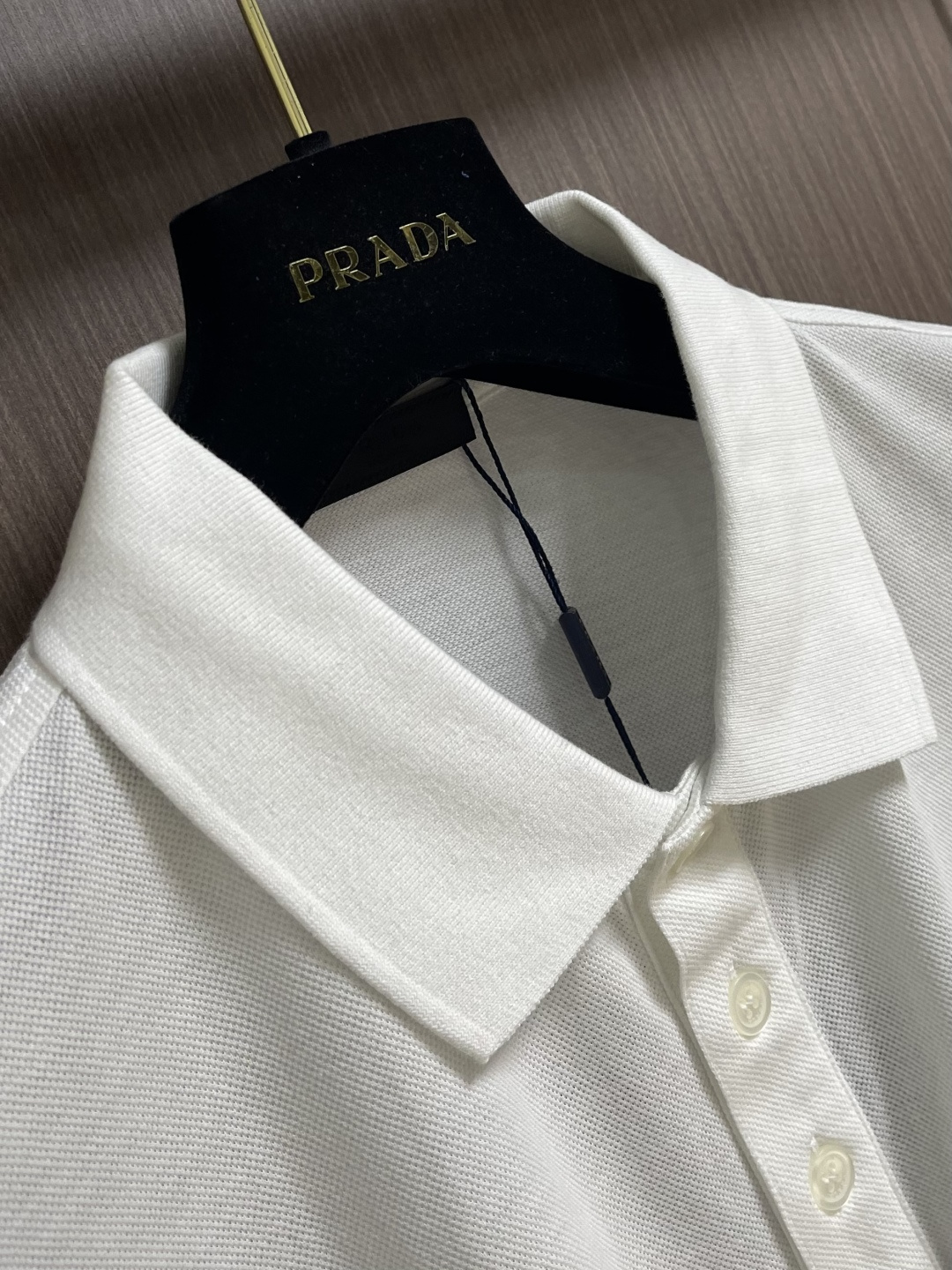 Prada 短袖翻领T恤Polo衫，采用原色有机棉，质地柔软，面料轻薄，纹理细腻清晰，版型宽松舒适，上身