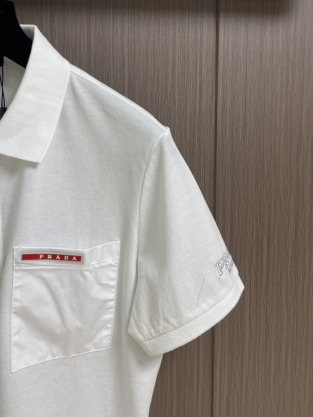 Prada 短袖翻领T恤Polo衫，采用原色有机棉，质地柔软，面料轻薄，纹理细腻清晰，版型宽松舒适，上身