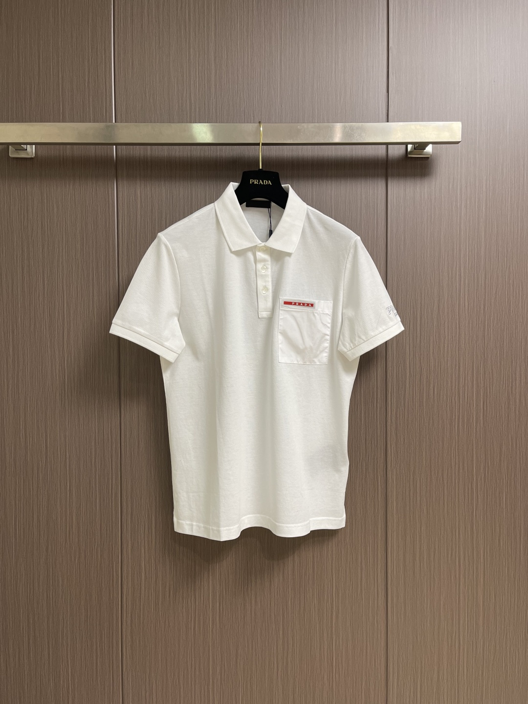 Prada 短袖翻领T恤Polo衫，采用原色有机棉，质地柔软，面料轻薄，纹理细腻清晰，版型宽松舒适，上身