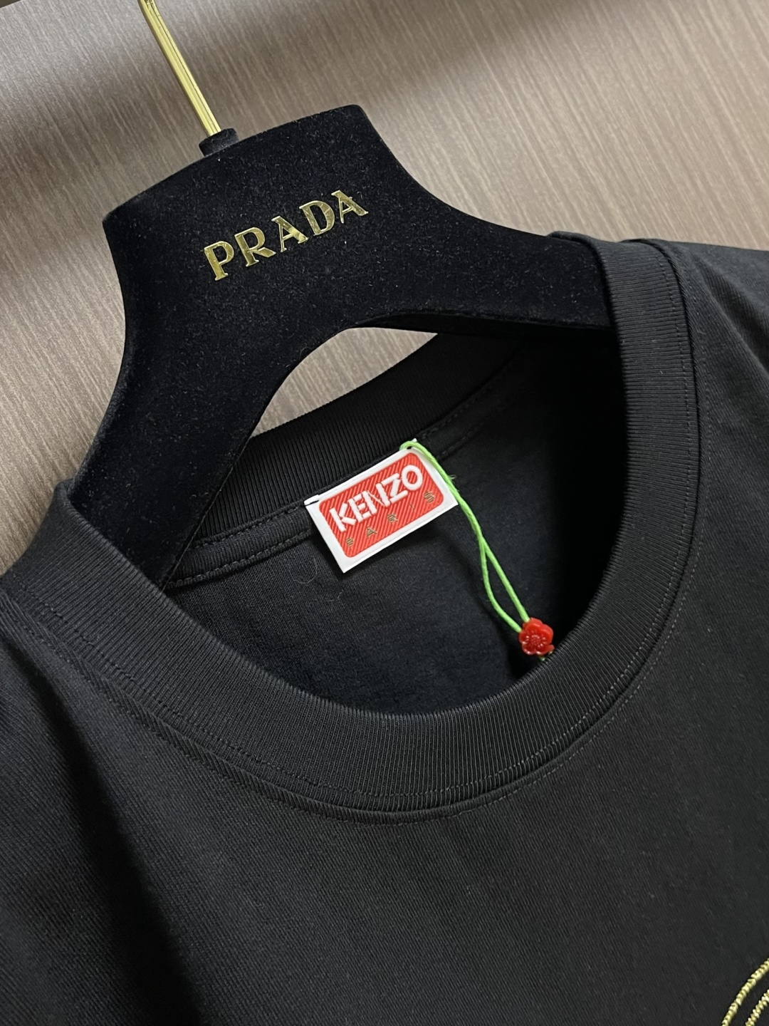 Kenzo x nigo 联名海棠花刺绣圆领T恤 通体设计完美传承了家族式经典元素，胸前饰有经典海棠花刺