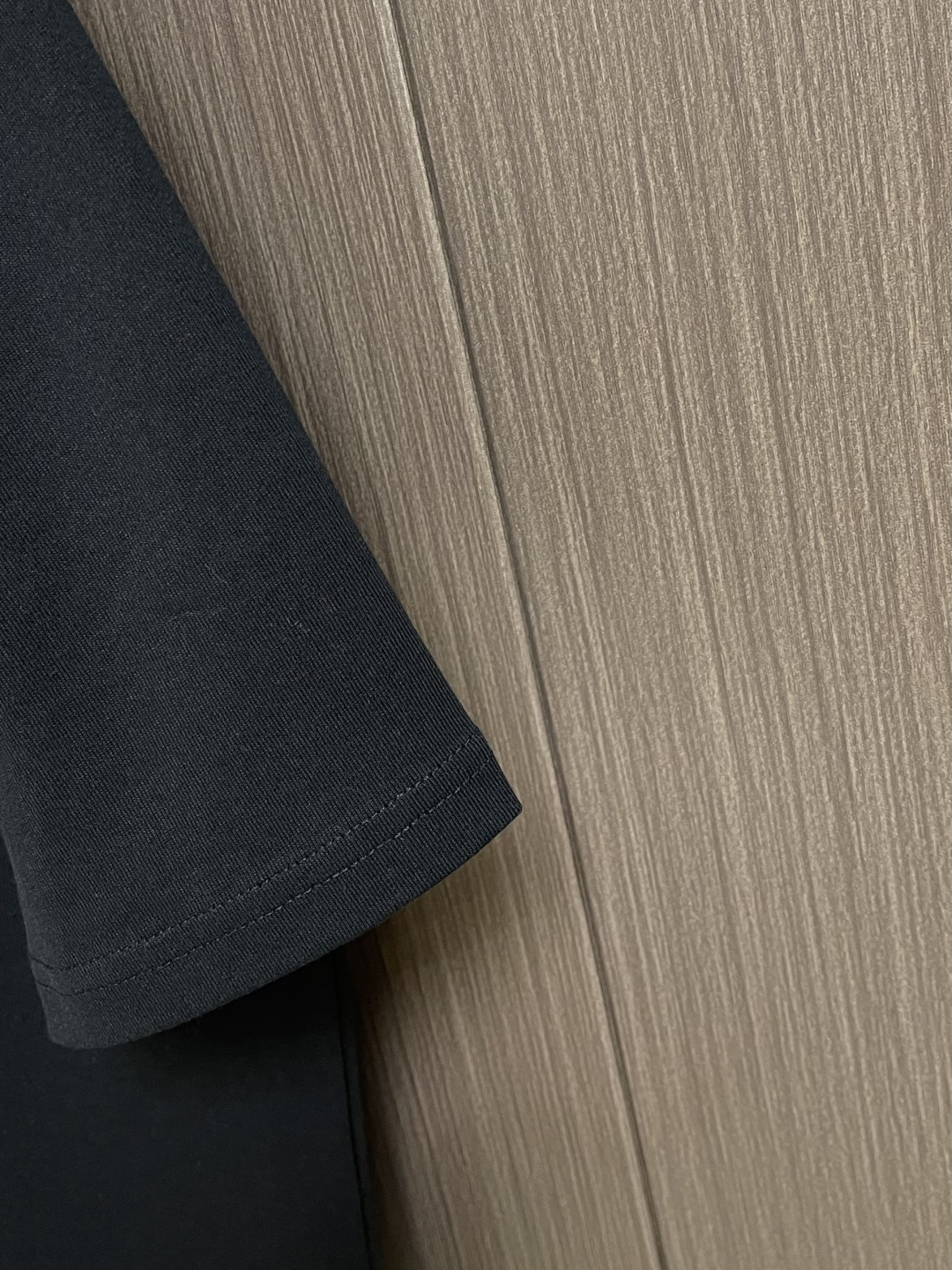 Kenzo x nigo 联名海棠花刺绣圆领T恤 通体设计完美传承了家族式经典元素，胸前饰有经典海棠花刺