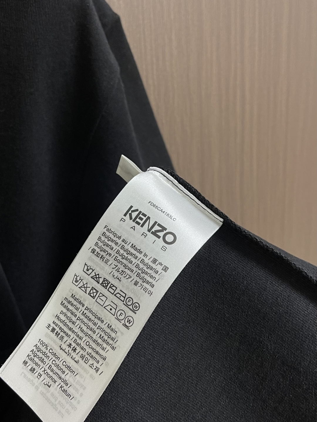 Kenzo x nigo 联名海棠花刺绣圆领T恤 通体设计完美传承了家族式经典元素，胸前饰有经典海棠花刺