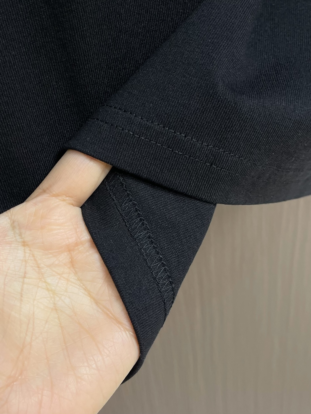 Kenzo x nigo 联名海棠花刺绣圆领T恤 通体设计完美传承了家族式经典元素，胸前饰有经典海棠花刺