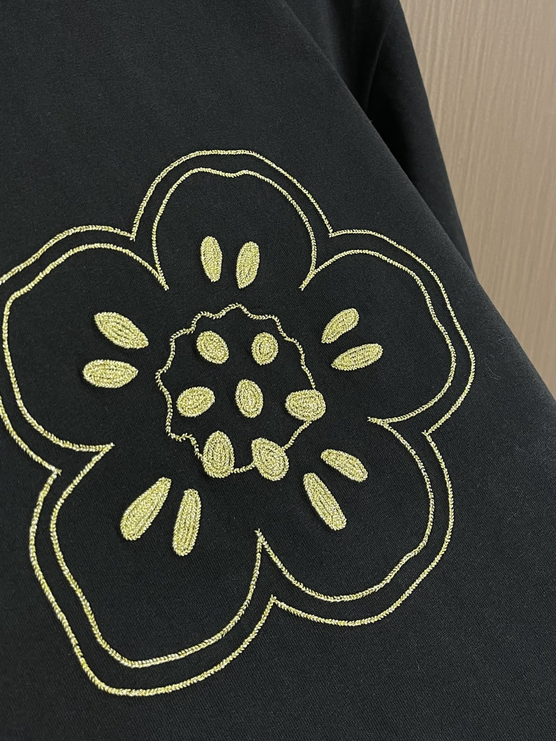 Kenzo x nigo 联名海棠花刺绣圆领T恤 通体设计完美传承了家族式经典元素，胸前饰有经典海棠花刺