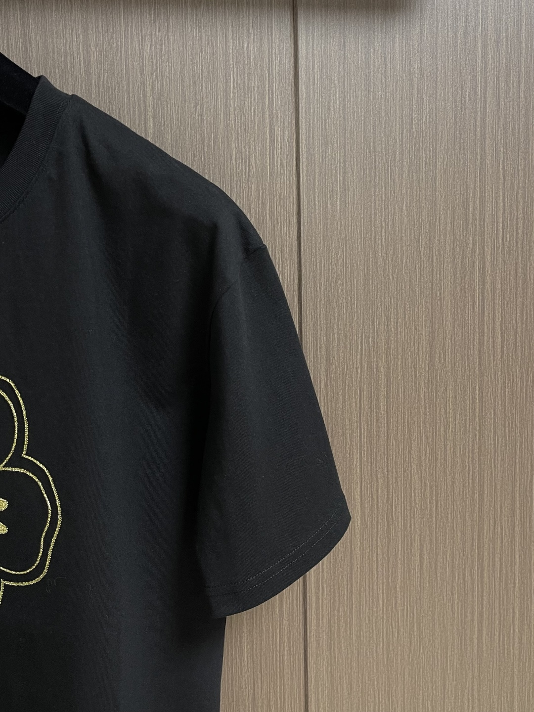 Kenzo x nigo 联名海棠花刺绣圆领T恤 通体设计完美传承了家族式经典元素，胸前饰有经典海棠花刺