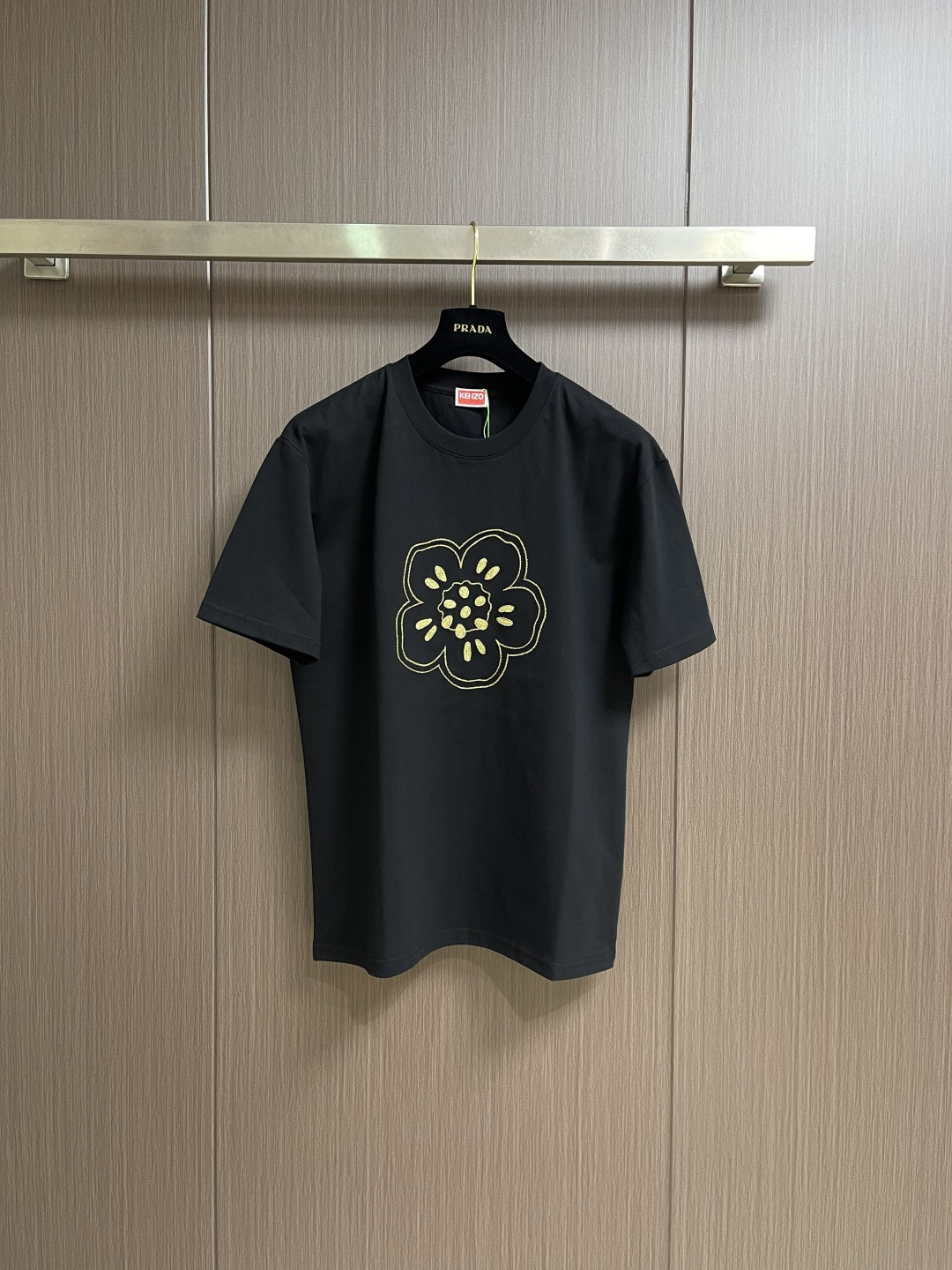 Kenzo x nigo 联名海棠花刺绣圆领T恤 通体设计完美传承了家族式经典元素，胸前饰有经典海棠花刺