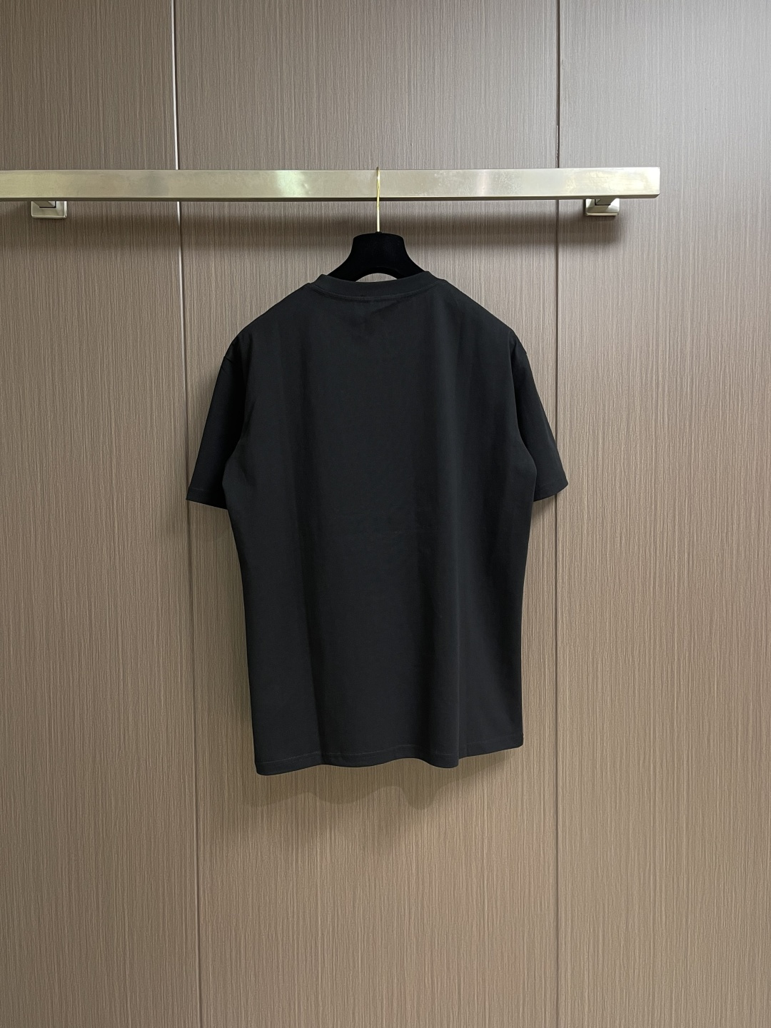 Kenzo x nigo 联名海棠花刺绣圆领T恤 通体设计完美传承了家族式经典元素，胸前饰有经典海棠花刺