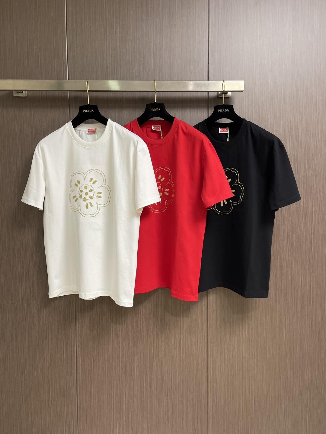 Kenzo x nigo 联名海棠花刺绣圆领T恤 通体设计完美传承了家族式经典元素，胸前饰有经典海棠花刺