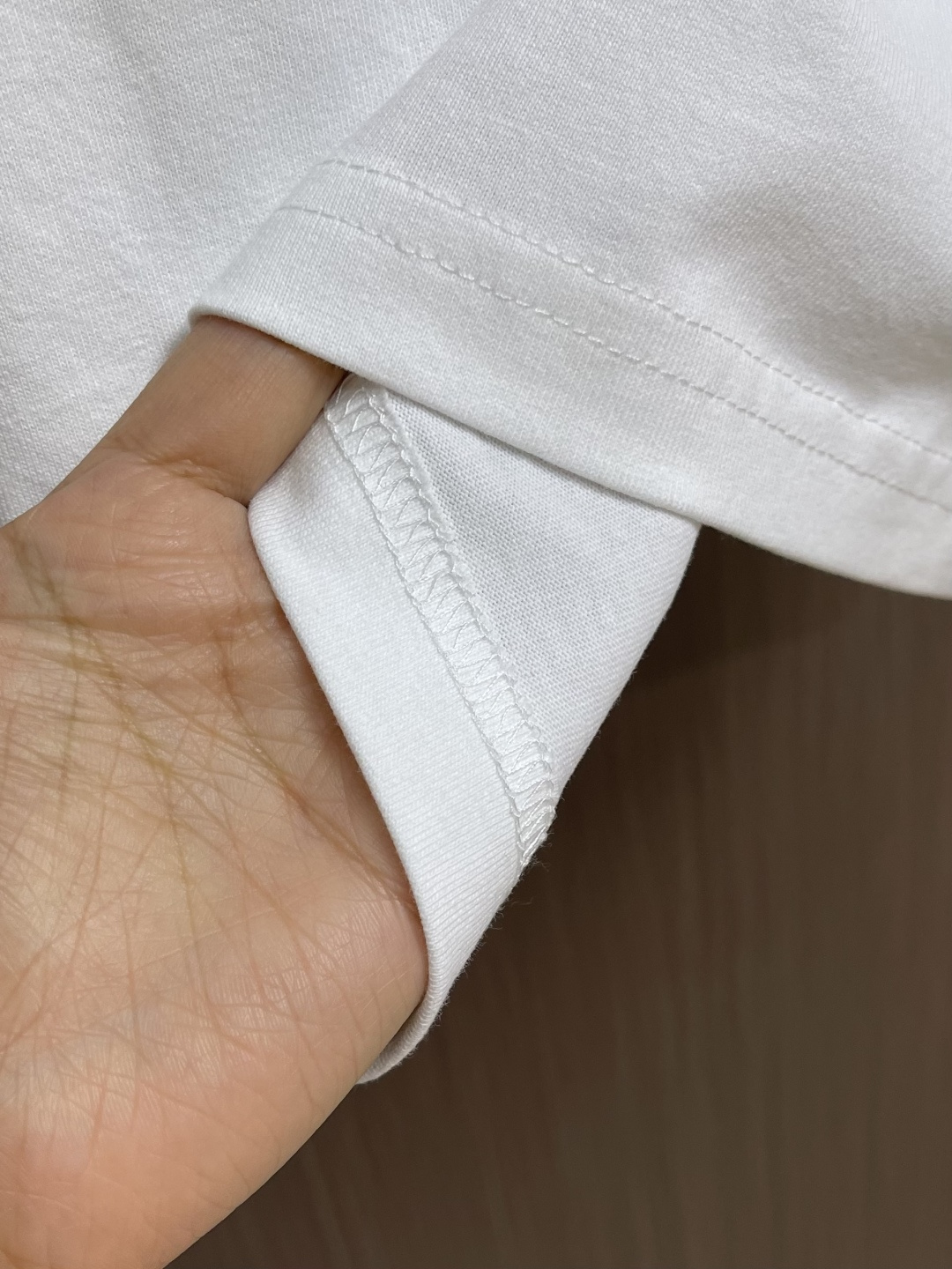 Kenzo x nigo 联名海棠花刺绣圆领T恤 通体设计完美传承了家族式经典元素，胸前饰有经典海棠花刺