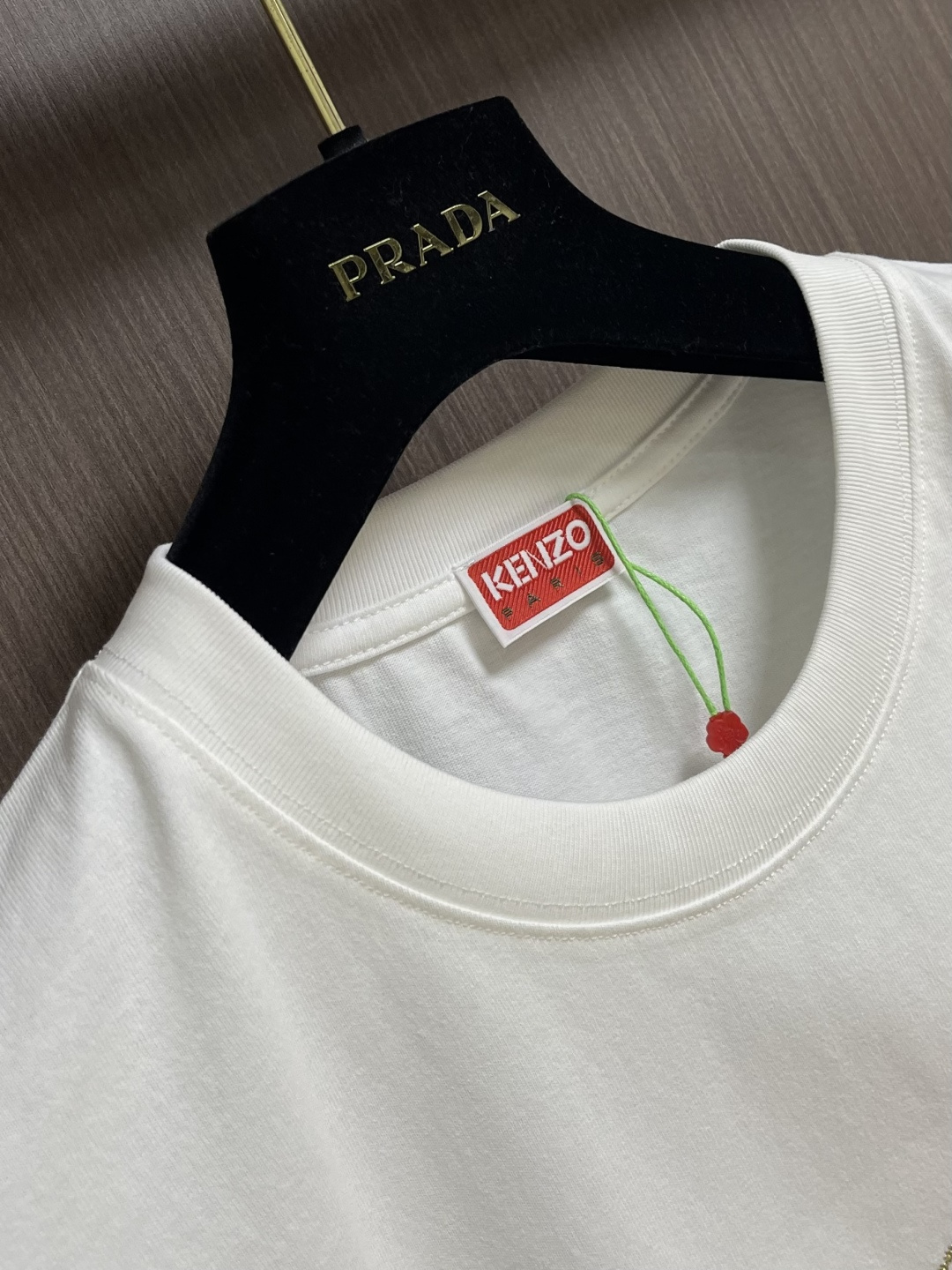 Kenzo x nigo 联名海棠花刺绣圆领T恤 通体设计完美传承了家族式经典元素，胸前饰有经典海棠花刺