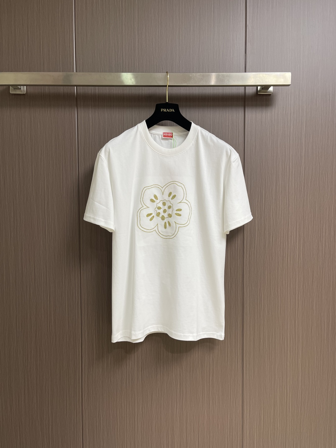 Kenzo x nigo 联名海棠花刺绣圆领T恤 通体设计完美传承了家族式经典元素，胸前饰有经典海棠花刺