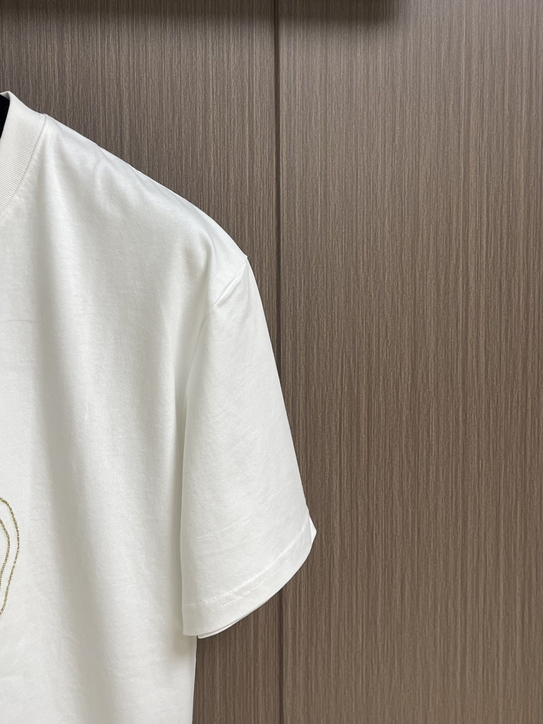 Kenzo x nigo 联名海棠花刺绣圆领T恤 通体设计完美传承了家族式经典元素，胸前饰有经典海棠花刺