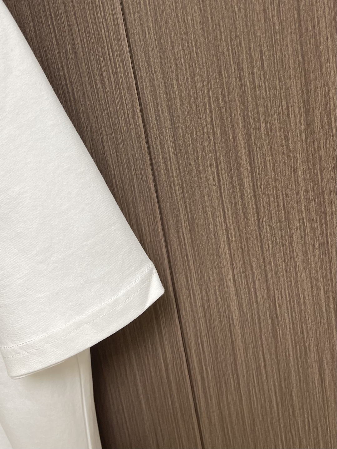 Kenzo x nigo 联名海棠花刺绣圆领T恤 通体设计完美传承了家族式经典元素，胸前饰有经典海棠花刺