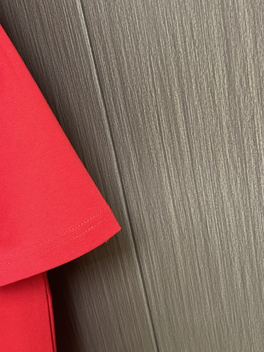 Kenzo x nigo 联名海棠花刺绣圆领T恤 通体设计完美传承了家族式经典元素，胸前饰有经典海棠花刺