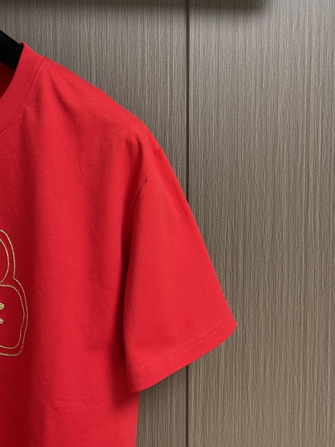 Kenzo x nigo 联名海棠花刺绣圆领T恤 通体设计完美传承了家族式经典元素，胸前饰有经典海棠花刺