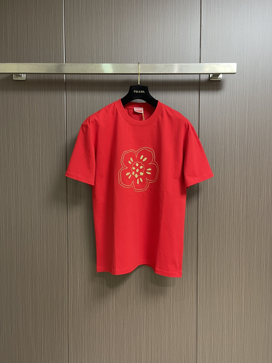 Kenzo x nigo 联名海棠花刺绣圆领T恤 通体设计完美传承了家族式经典元素，胸前饰有经典海棠花刺