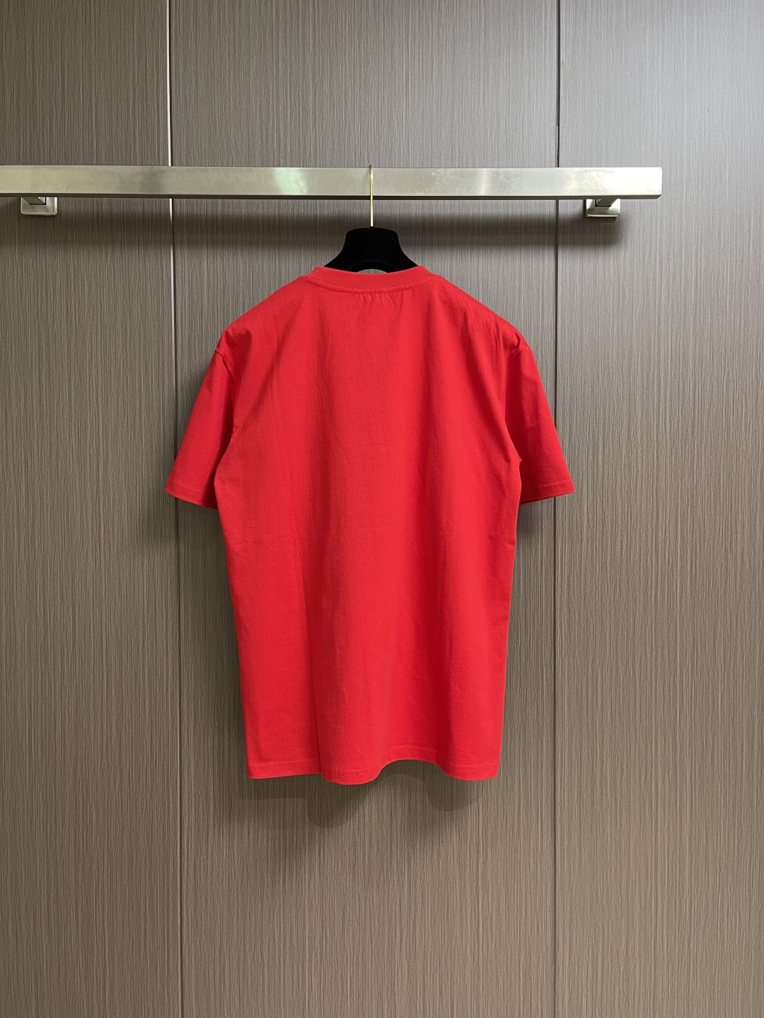 Kenzo x nigo 联名海棠花刺绣圆领T恤 通体设计完美传承了家族式经典元素，胸前饰有经典海棠花刺