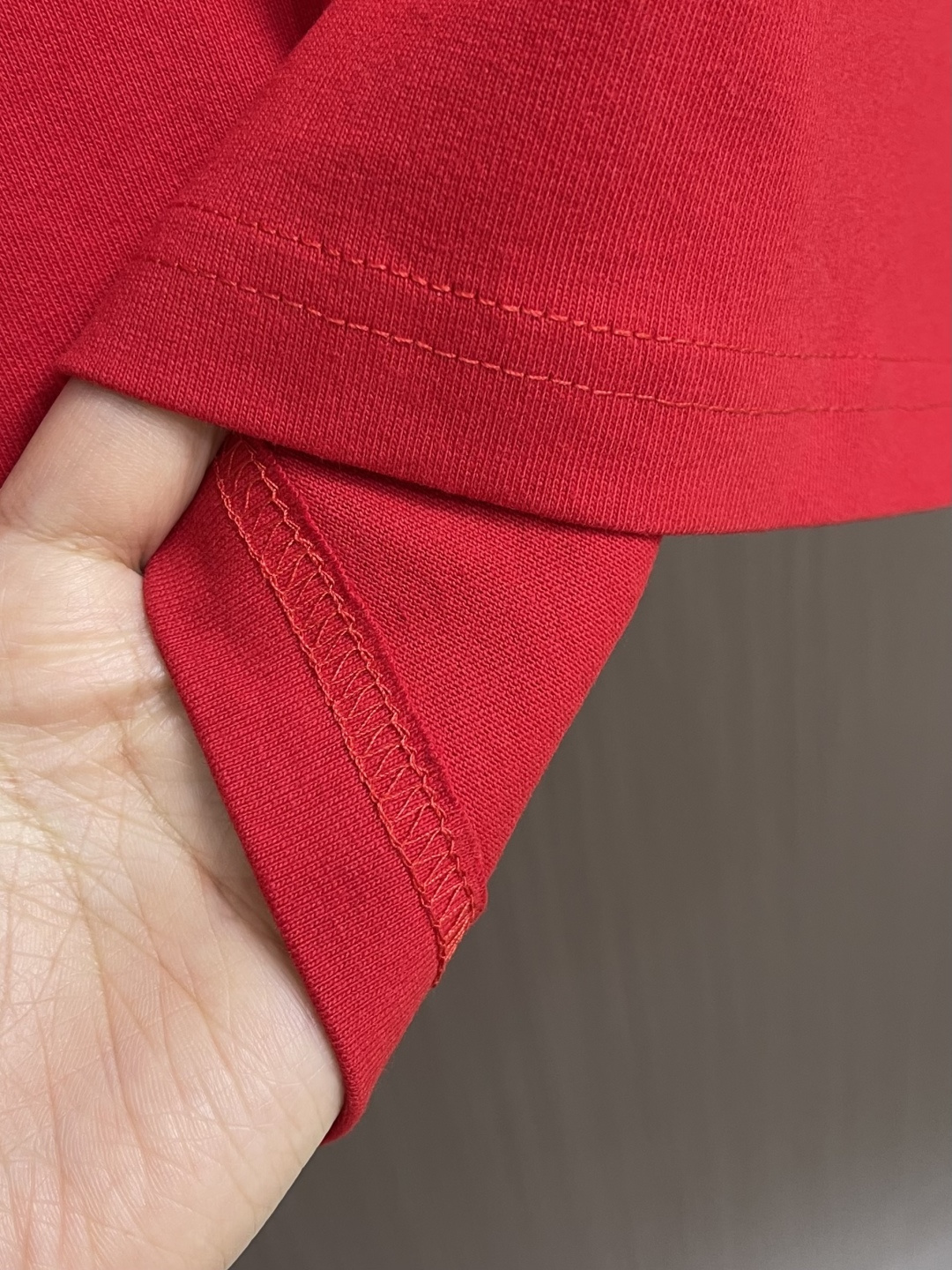 Kenzo x nigo 联名海棠花刺绣圆领T恤 通体设计完美传承了家族式经典元素，胸前饰有经典海棠花刺