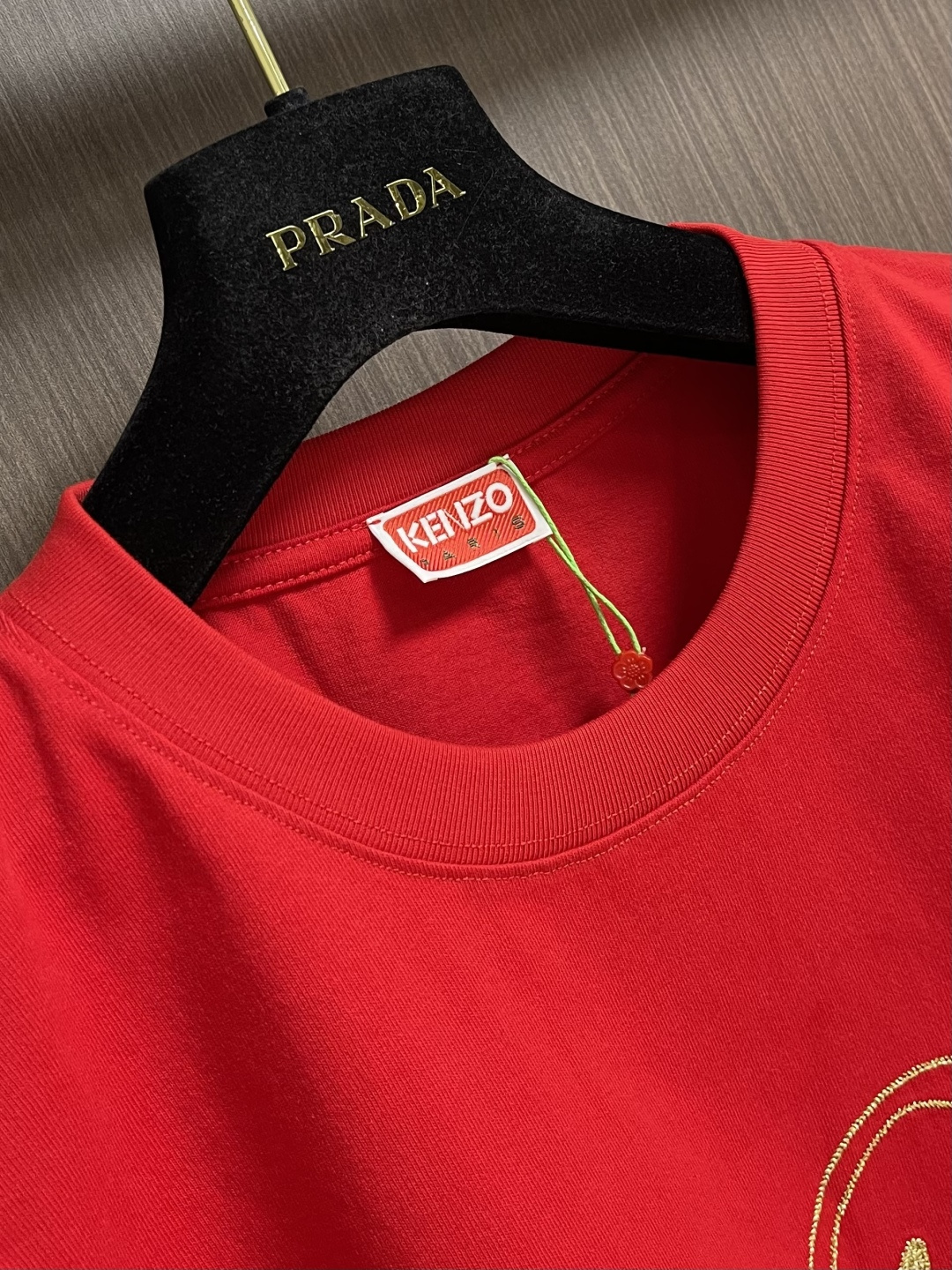 Kenzo x nigo 联名海棠花刺绣圆领T恤 通体设计完美传承了家族式经典元素，胸前饰有经典海棠花刺