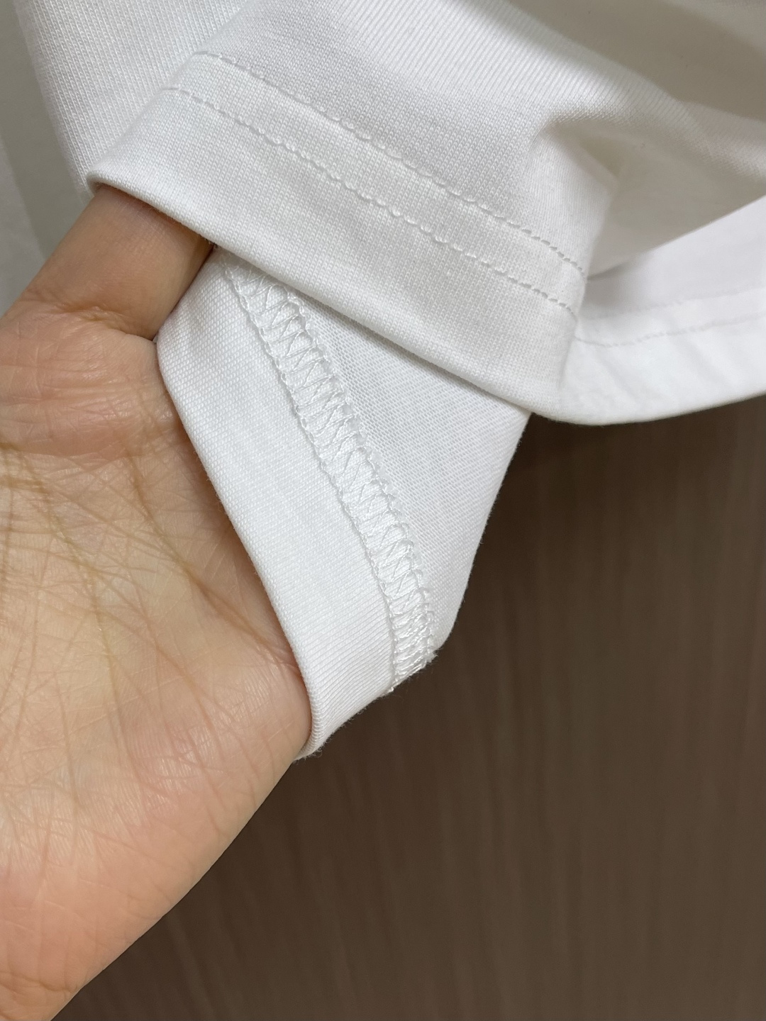 Prada 三角徽标短袖T恤，定制氨丝蛋白双生织 透气清爽 舒适贴肤 色调纯净而高雅 标志性Prada三