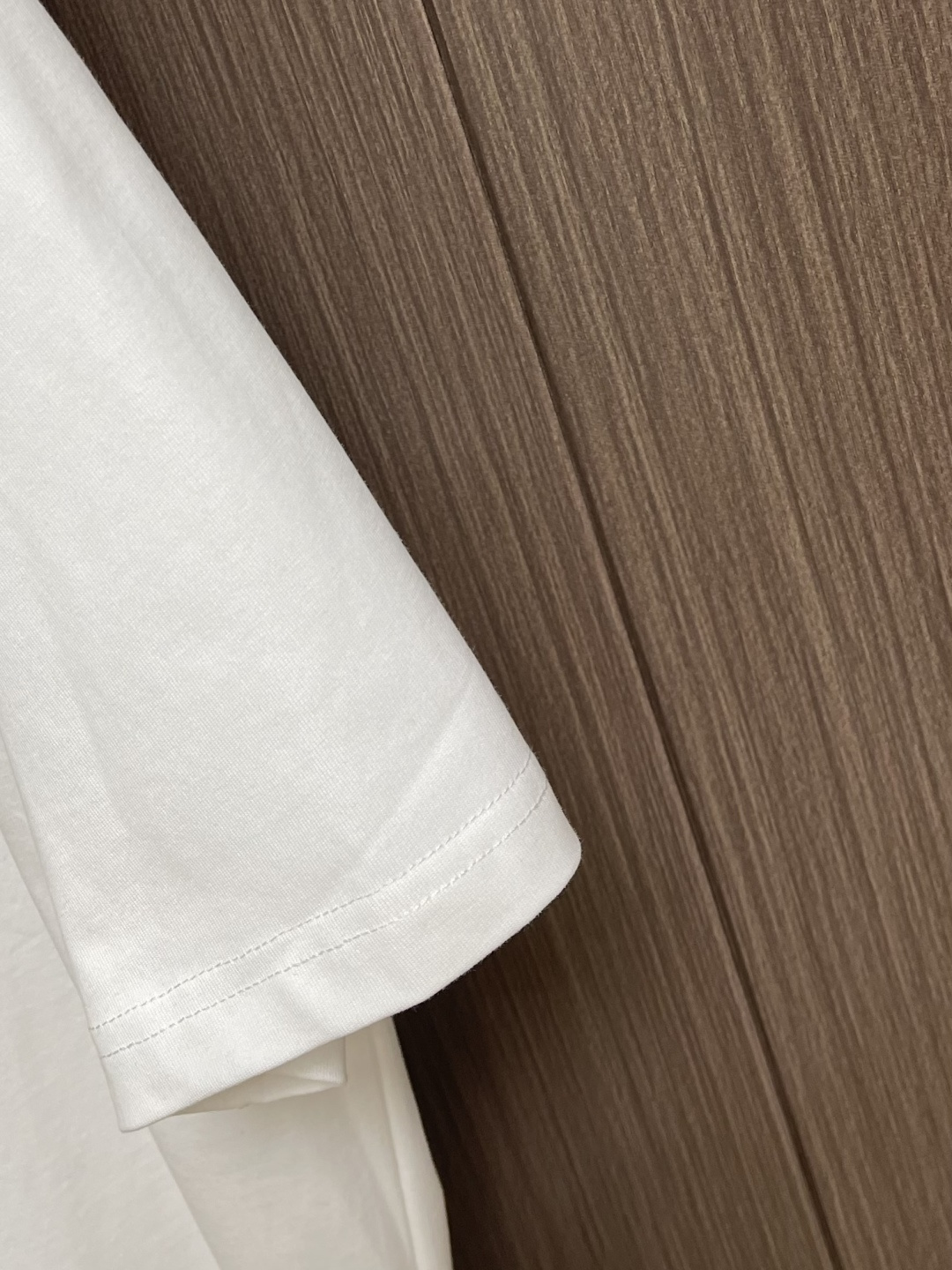 Prada 三角徽标短袖T恤，定制氨丝蛋白双生织 透气清爽 舒适贴肤 色调纯净而高雅 标志性Prada三