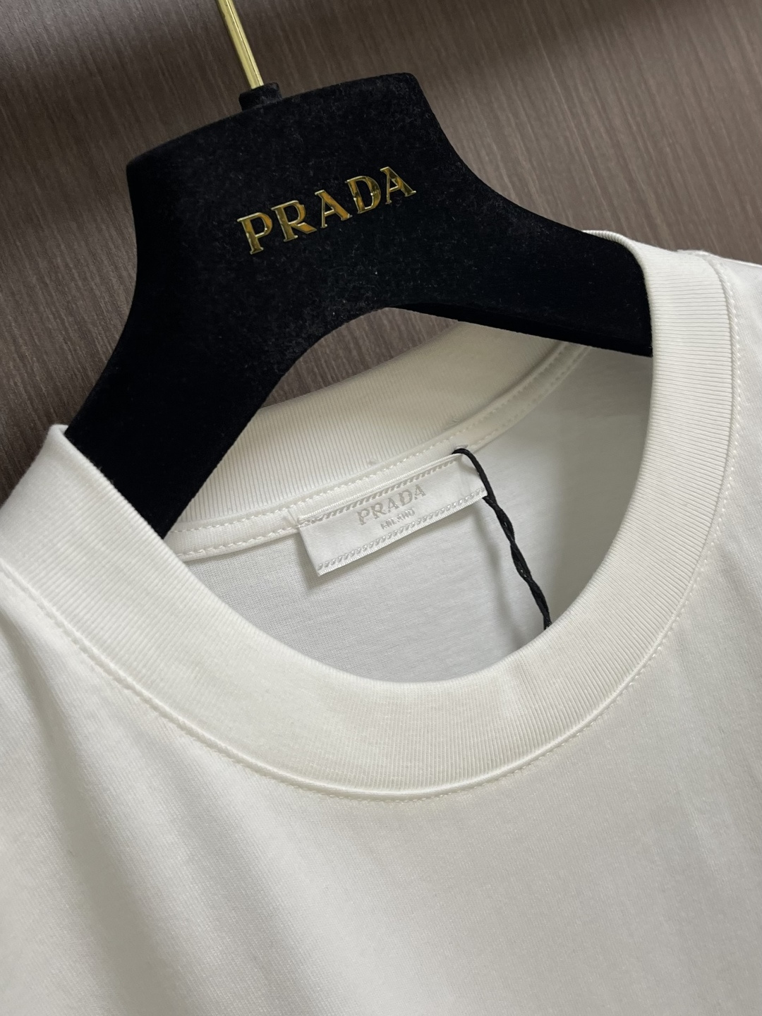 Prada 三角徽标短袖T恤，定制氨丝蛋白双生织 透气清爽 舒适贴肤 色调纯净而高雅 标志性Prada三