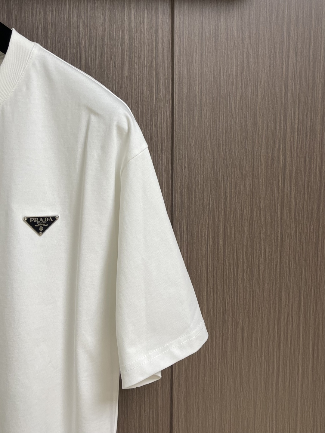 Prada 三角徽标短袖T恤，定制氨丝蛋白双生织 透气清爽 舒适贴肤 色调纯净而高雅 标志性Prada三