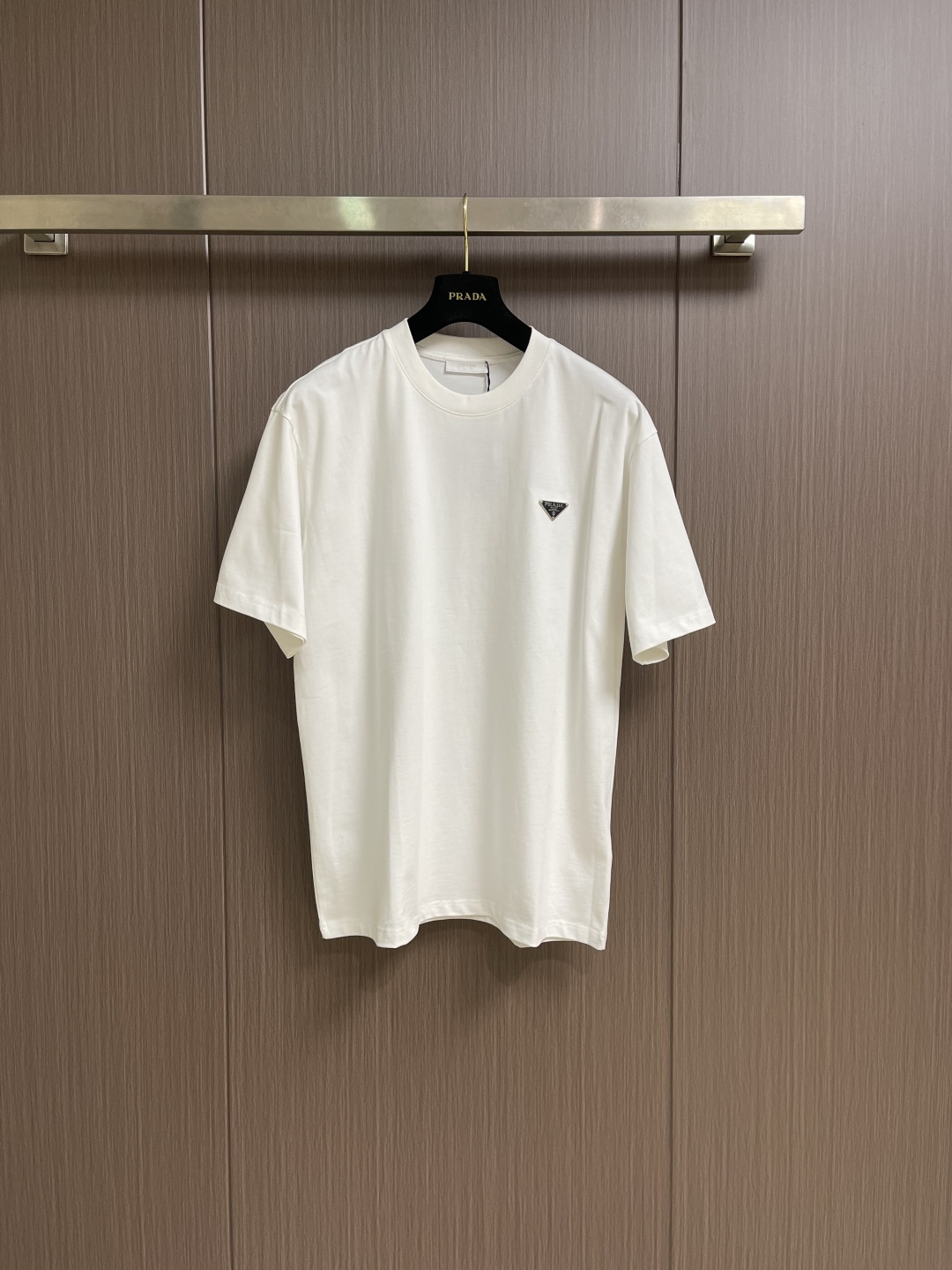 Prada 三角徽标短袖T恤，定制氨丝蛋白双生织 透气清爽 舒适贴肤 色调纯净而高雅 标志性Prada三