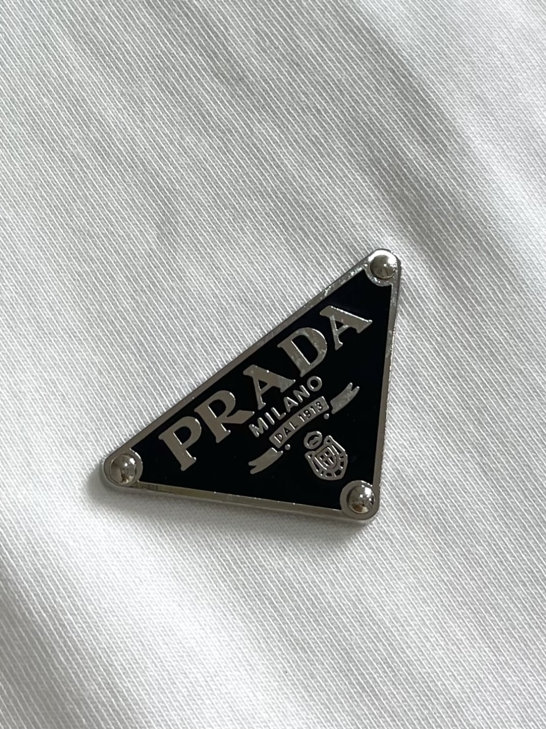 Prada 三角徽标短袖T恤，定制氨丝蛋白双生织 透气清爽 舒适贴肤 色调纯净而高雅 标志性Prada三