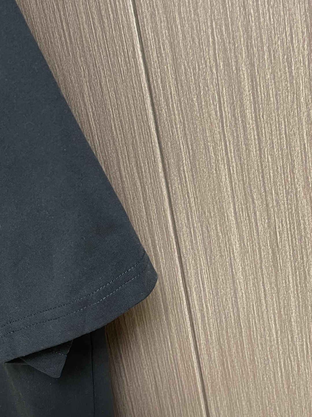 Prada 三角徽标短袖T恤，定制氨丝蛋白双生织 透气清爽 舒适贴肤 色调纯净而高雅 标志性Prada三