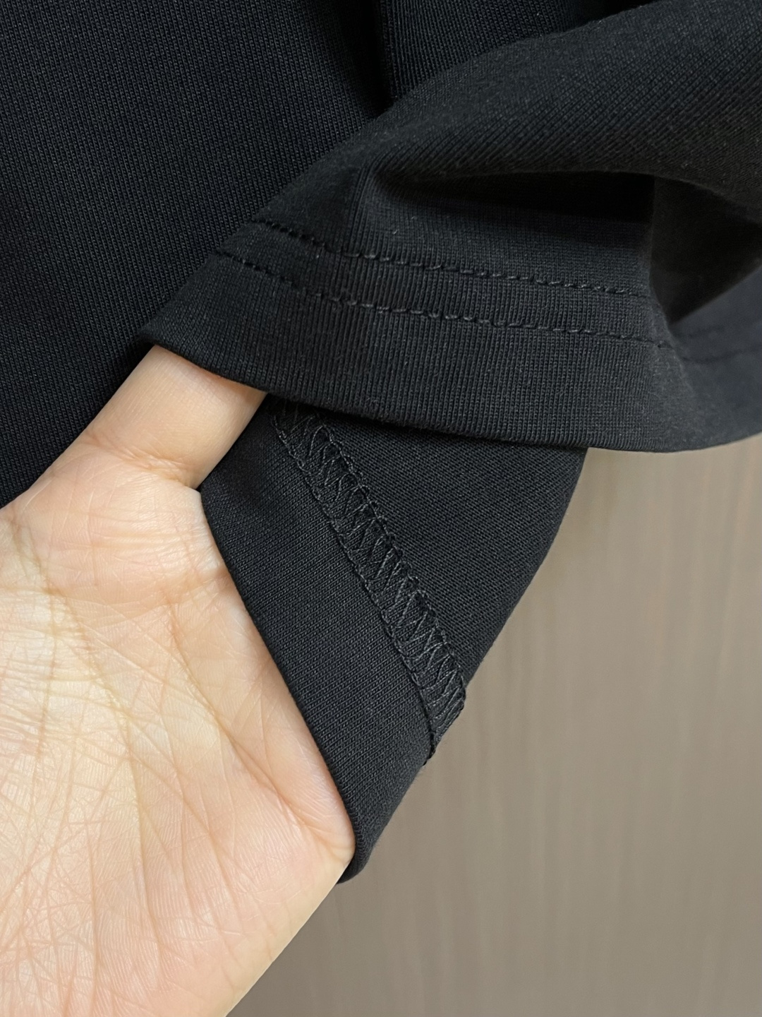 Prada 三角徽标短袖T恤，定制氨丝蛋白双生织 透气清爽 舒适贴肤 色调纯净而高雅 标志性Prada三