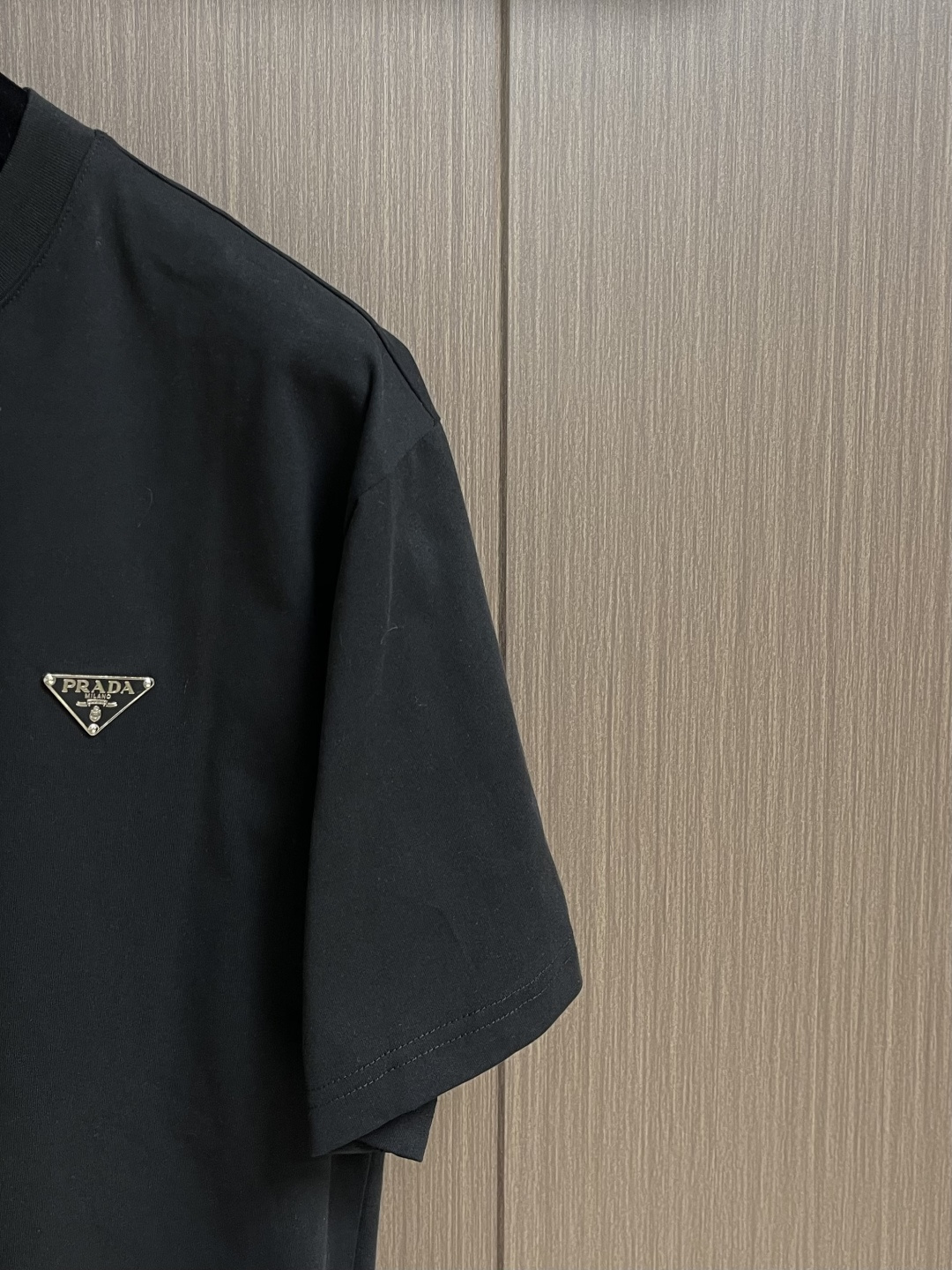 Prada 三角徽标短袖T恤，定制氨丝蛋白双生织 透气清爽 舒适贴肤 色调纯净而高雅 标志性Prada三