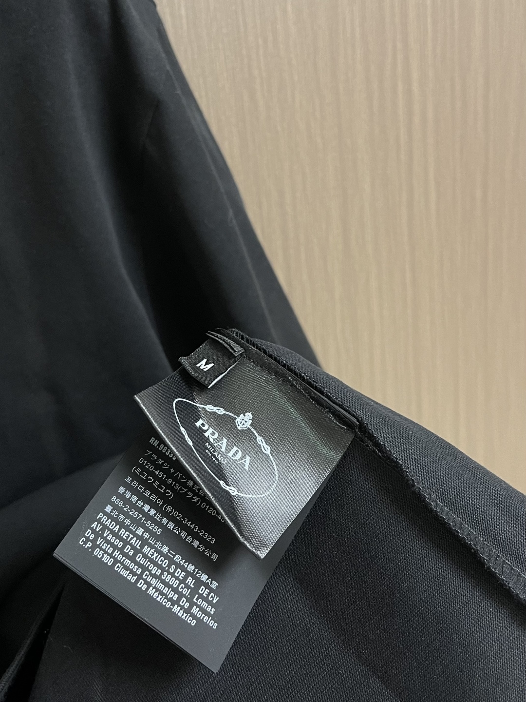 Prada 三角徽标短袖T恤，定制氨丝蛋白双生织 透气清爽 舒适贴肤 色调纯净而高雅 标志性Prada三