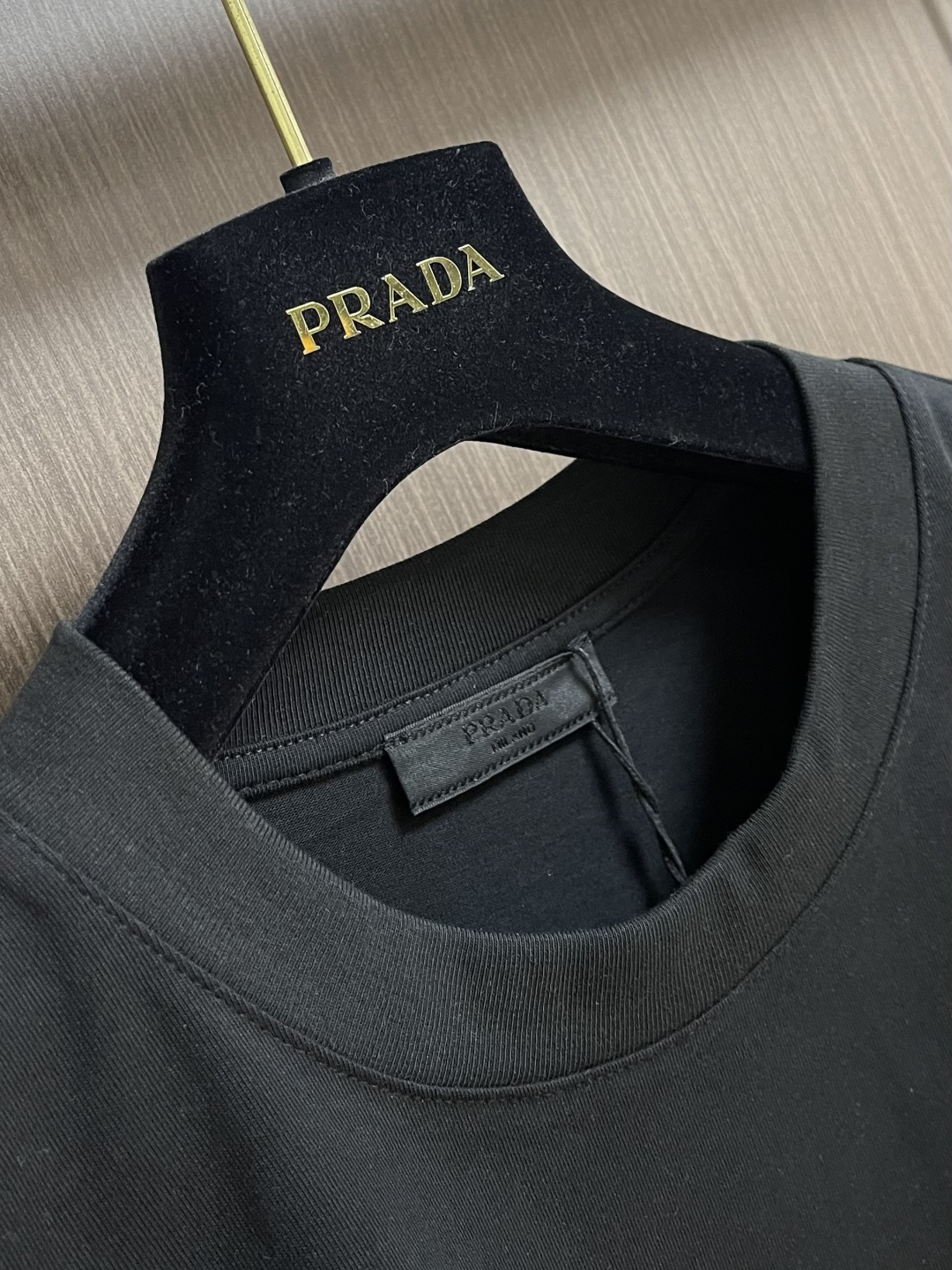 Prada 三角徽标短袖T恤，定制氨丝蛋白双生织 透气清爽 舒适贴肤 色调纯净而高雅 标志性Prada三