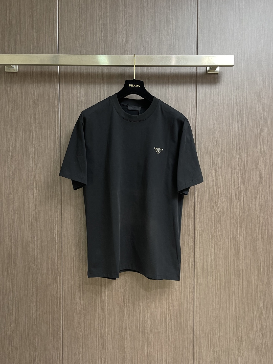 Prada 三角徽标短袖T恤，定制氨丝蛋白双生织 透气清爽 舒适贴肤 色调纯净而高雅 标志性Prada三