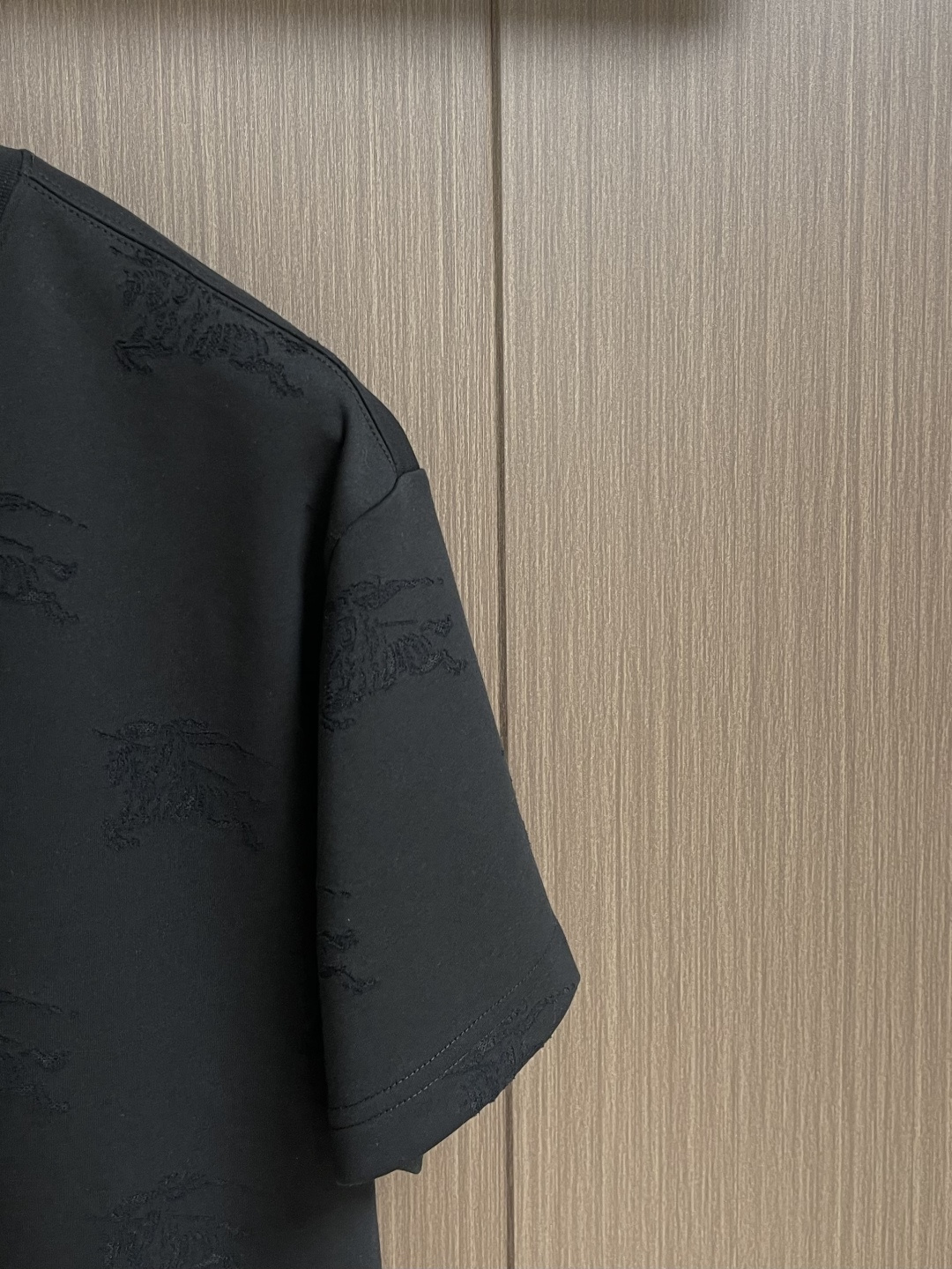 Burberry 2026ss新款战马提花短袖T恤，定织活性双纱纯棉面料！采用32s双纱面料，230g；